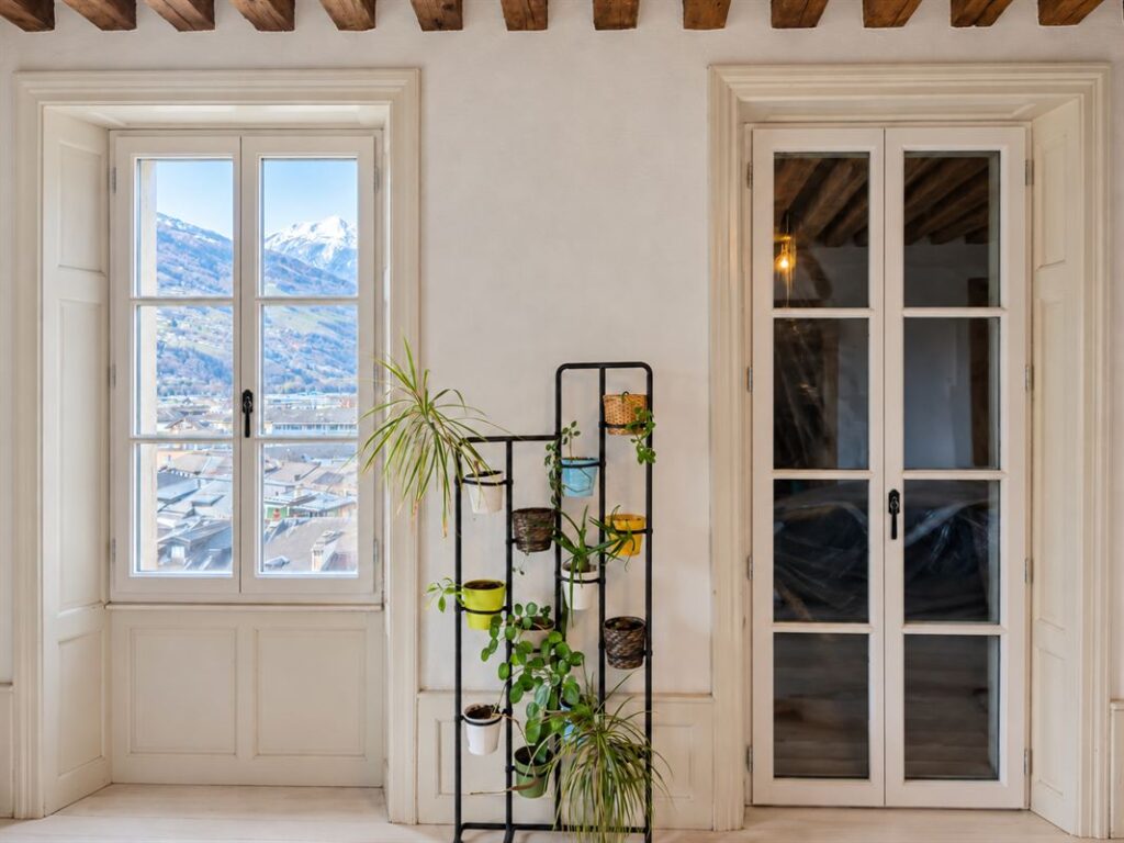 Fenêtre et porte-fenêtre historiques rénovées dans un appartement ancien