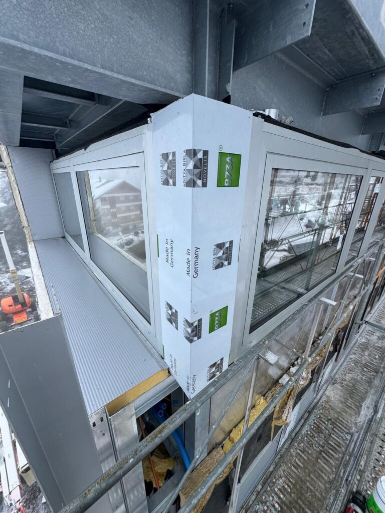 Fenêtres aluminium protégées par leur film pendant le chantier