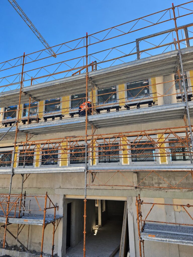 Façade du bâtiment CMZ en rénovation avec les nouvelles fenêtres aluminium