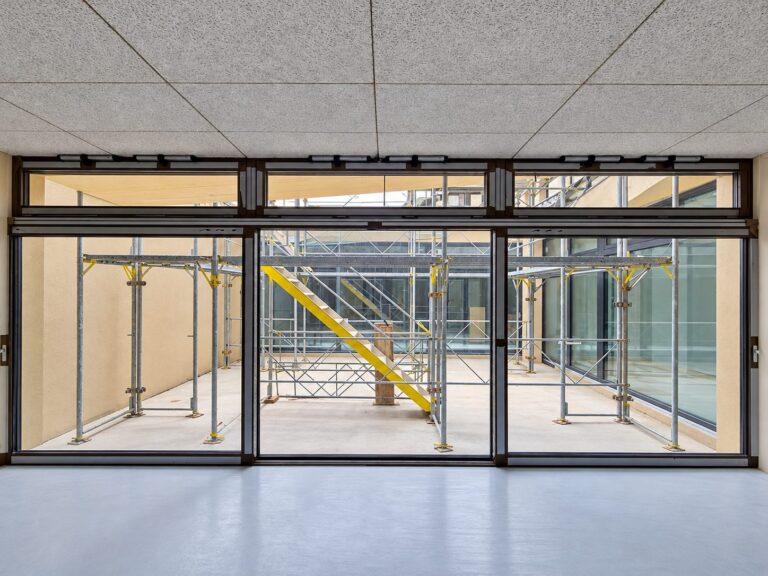 Fenêtres et façades en aluminium posées par Brahoni, École de Borzuat