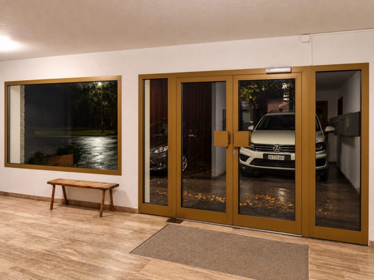Fenêtres et façades en aluminium posées par Brahoni, Entrée en aluminium