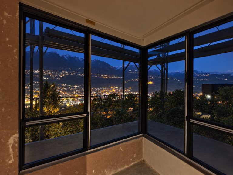 Angle vitré en aluminium avec vue de nuit