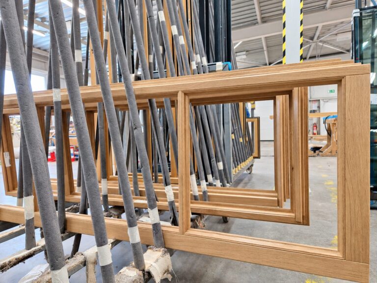 Cadres de fenêtres en bois prêts pour le vitrage