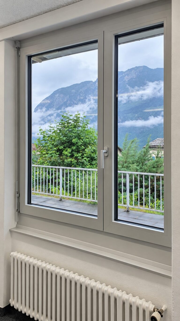 Fenêtres bois-aluminium posées par Brahoni, École de Muraz