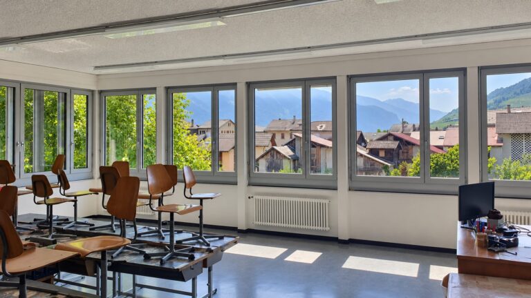 École de Muraz, salle avec fenêtres bois-aluminium