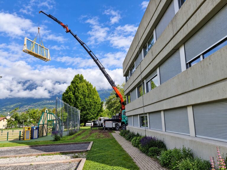 Levage d’un coulissant à levage HST bois-aluminium au Centre ORIF