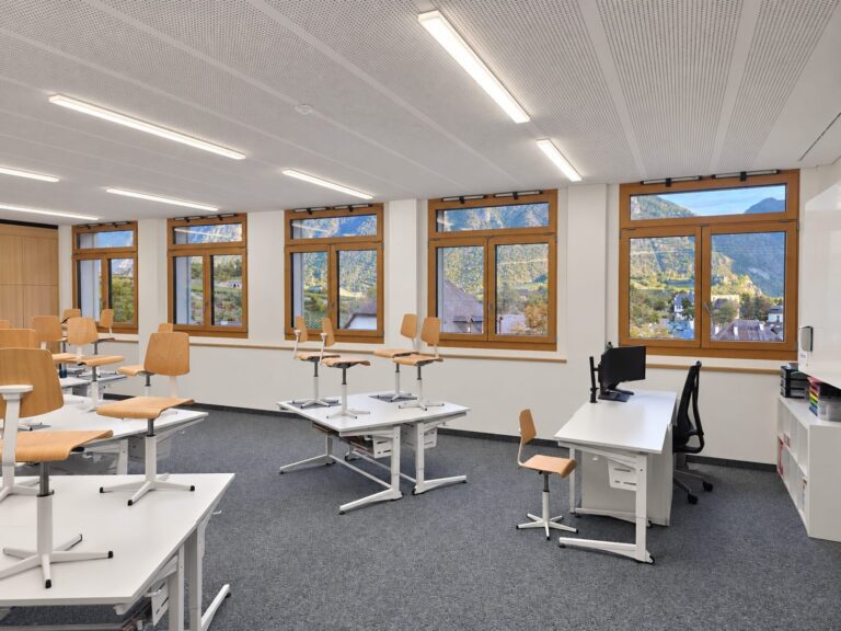 Salle de classe lumineuse de l’école de Borzuat