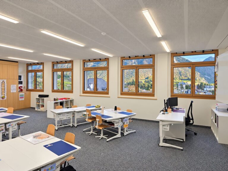 Fenêtres bois-aluminium posées par Brahoni, École de Borzuat