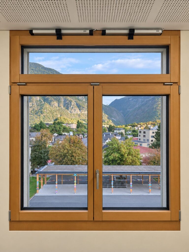 Fenêtre bois-aluminium vue de l’intérieur