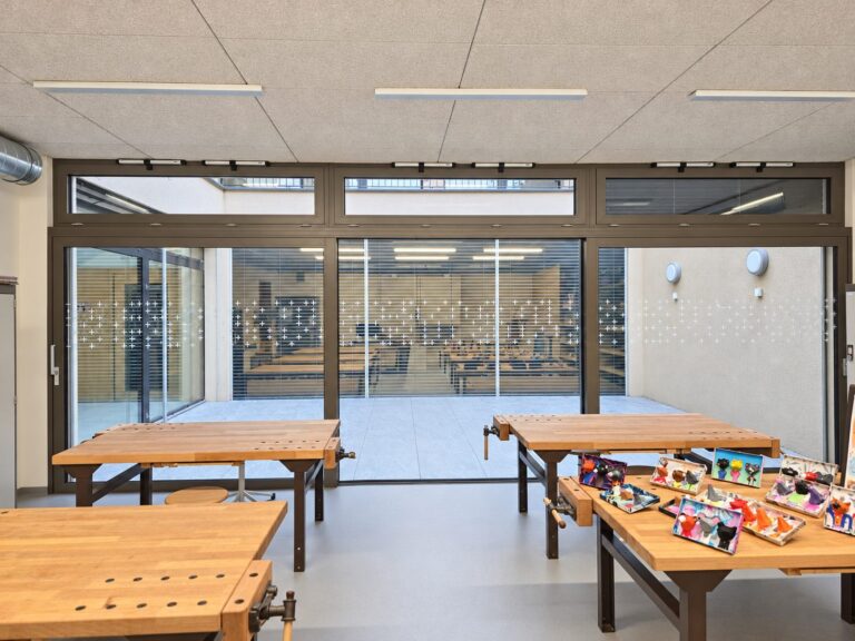 Fenêtres bois-aluminium posées par Brahoni, École de Borzuat