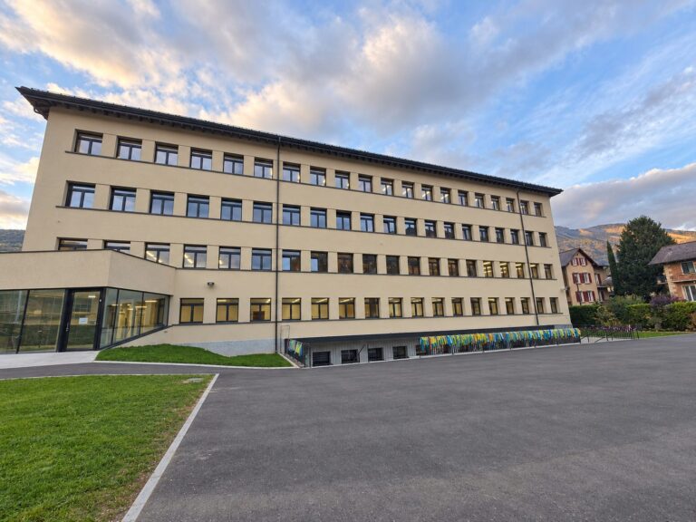 Fenêtres bois-aluminium posées par Brahoni, École de Borzuat