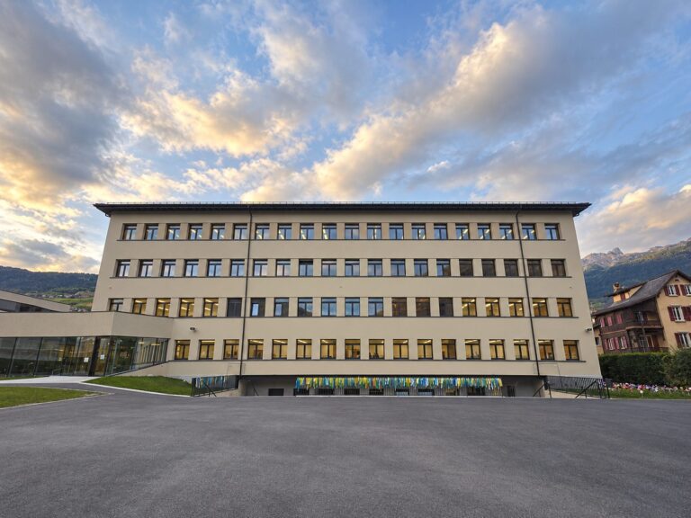 École de Borzuat, façade avec fenêtres bois-aluminium
