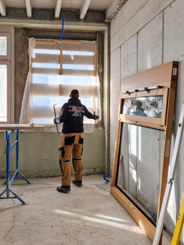 Fenêtres bois-aluminium posées par Brahoni, École de Borzuat