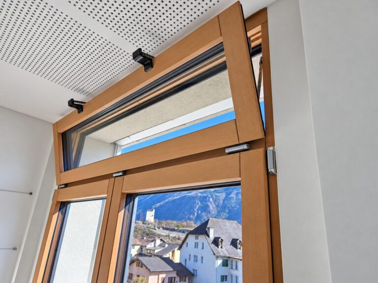 Fenêtres bois-aluminium posées par Brahoni, École de Borzuat