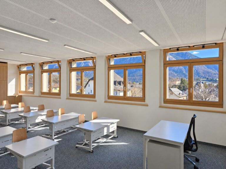 Fenêtres bois-aluminium posées par Brahoni, École de Borzuat