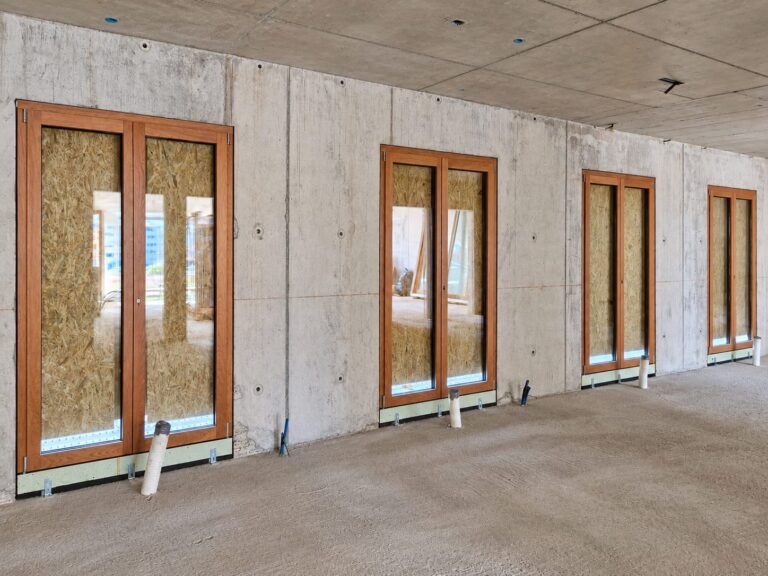 Foyer Domus, fenêtres bois-aluminium posées en cours de chantier