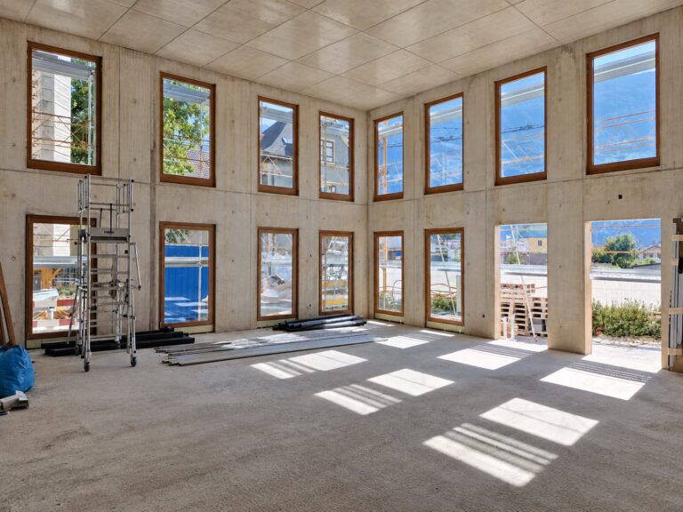 Foyer Domus, grand volume éclairé par les fenêtres bois-aluminium