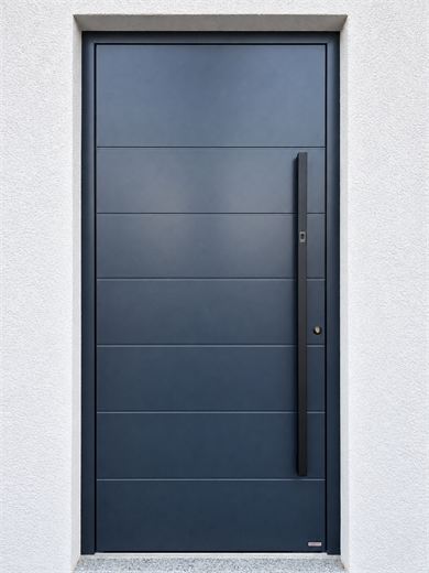 Porte d’entrée PIRNAR en aluminium anthracite posée par Brahoni