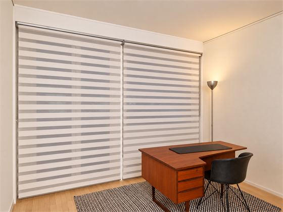 Stores fermés dans un bureau
